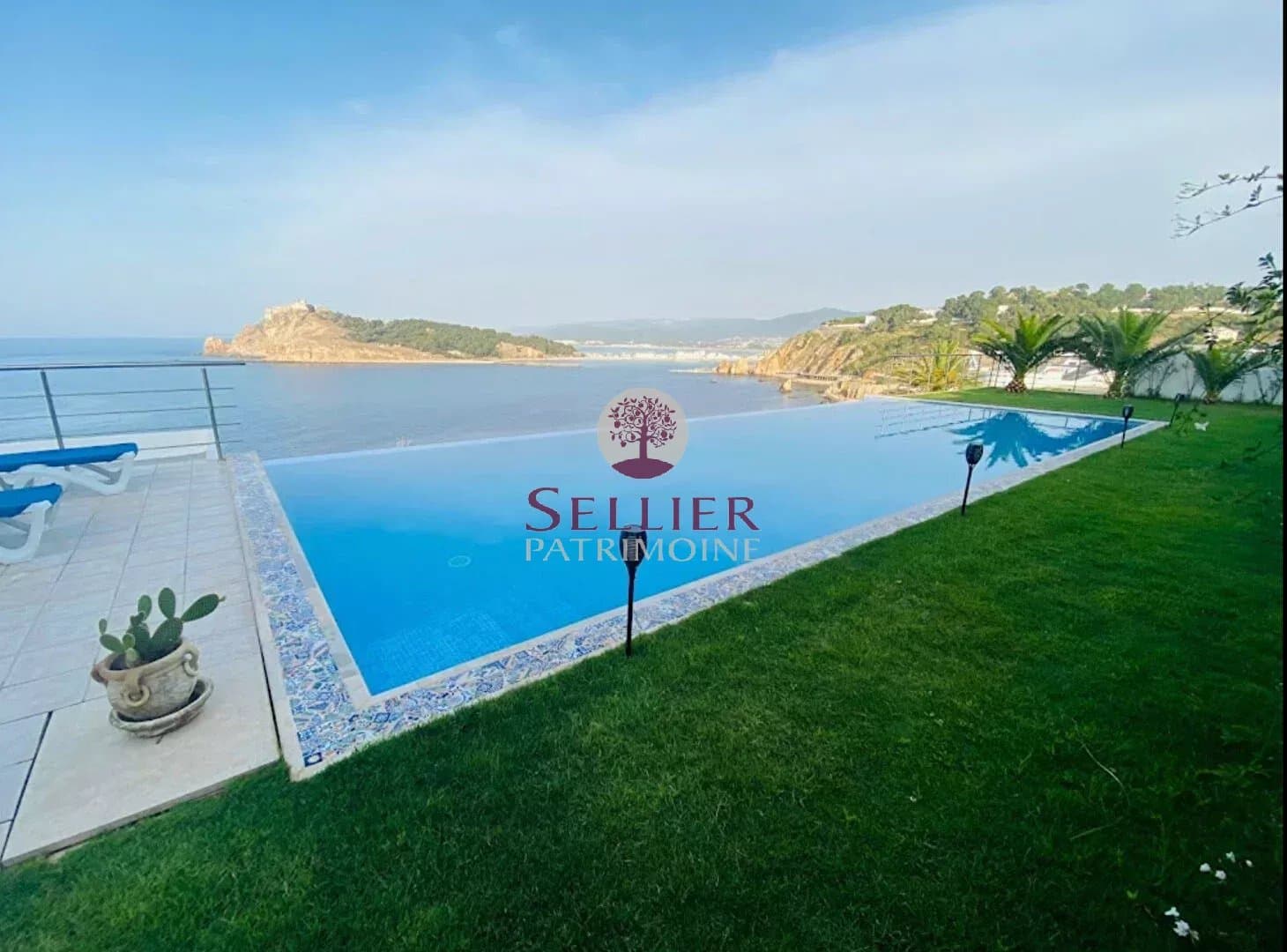 Maison 450m² à Tabarka - Opportunité d'investissement exceptionnelle : maison d'hôtes de luxe à Tabarka en Bord de Mer